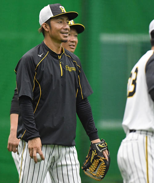 笑顔で守備練習をする鳥谷敬（撮影・奥田泰也）