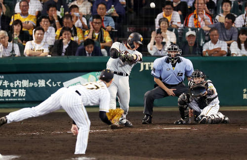 阪神対巨人　9回表巨人2死二塁、中越え2点本塁打を放つ丸。投手岩崎（撮影・前田充）