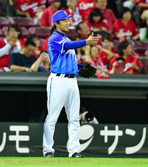 7回、この回に登板し無失点に笑顔で野手を出迎える藤岡（撮影・清水貴仁）