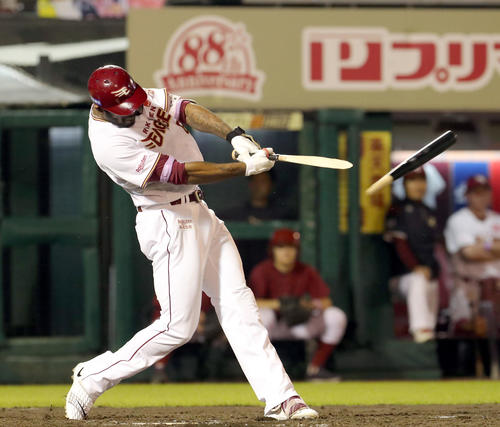 楽天対日本ハム　4回裏楽天無死一、三塁、ブラッシュはバットを折りながら先制となる適時二塁打を放つ（撮影・佐藤翔太）