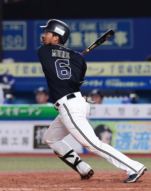 ロッテ対オリックス　8回表オリックス無死二、三塁、宗は勝ち越しの中犠飛を放つ（撮影・丹羽敏通）
