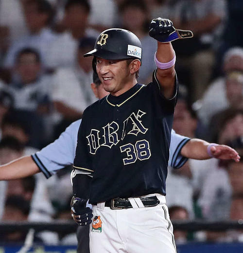 ロッテ対オリックス　8回表オリックス無死二、三塁、右前適時打を放ち塁上でガッツポーズの小島（撮影・丹羽敏通）