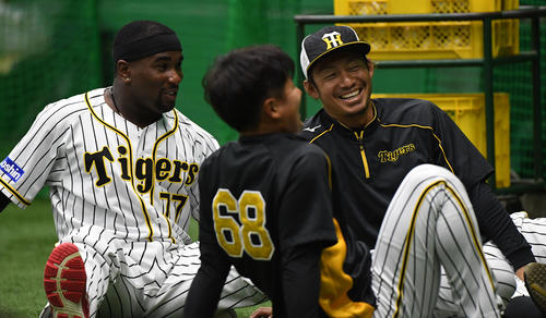 練習前、鳥谷敬、（右）はガルシアと談笑する（撮影・奥田泰也）