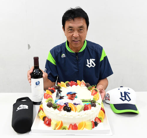 62歳の誕生日に報道陣から贈られたケーキを手に笑顔を見せるヤクルト小川監督（撮影・前岡正明）