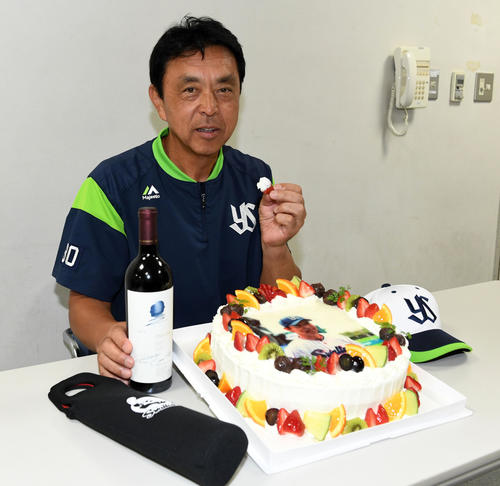 中日対ヤクルト　62歳の誕生日に報道陣から贈られたケーキを手に笑顔を見せる小川淳司監督（撮影・前岡正明）