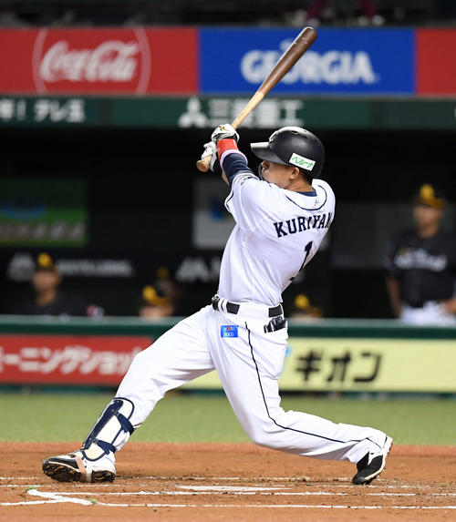 西武対ソフトバンク　2回裏西武無死、球団最多安打に並ぶ右二塁打を放つ栗山（撮影・たえ見朱実）