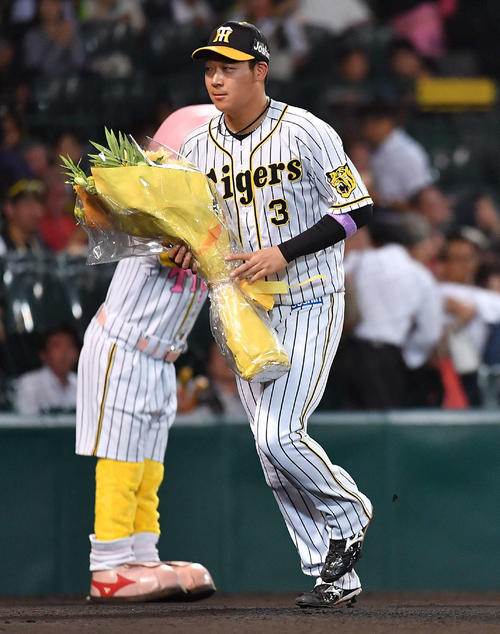 阪神対巨人　試合前のイベントで花束を受け取りベンチに戻る大山悠輔（撮影・上田博志）