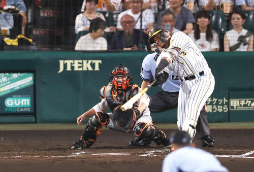 2019年8月30日　阪神対巨人　1回裏阪神2死一塁、左翼線に同点の適時二塁打を放つジェフリー・マルテ（撮影・前田充）