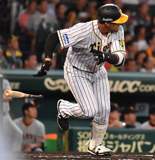 阪神対巨人　1回裏阪神2死一塁、左翼線へ同点適時二塁打を放つジェフリー・マルテ（撮影・上田博志）
