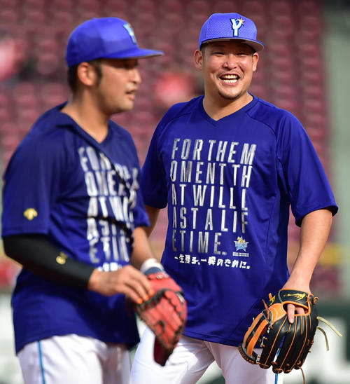 おそろいのTシャツを着て練習する筒香（右）らDeNAの選手たち（撮影・清水貴仁）