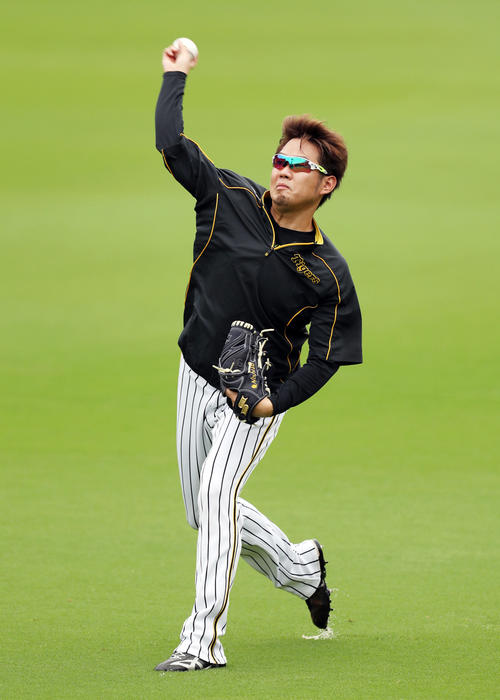 阪神対巨人　試合前、キャッチボールで調整する西（撮影・前田充）