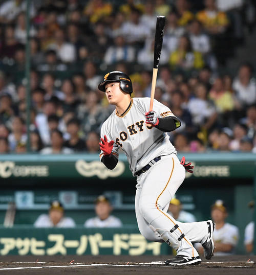 阪神対巨人　1回表巨人2死三塁、左適時二塁打を放つ岡本（撮影・山崎安昭）