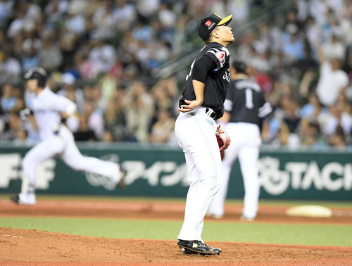 西武対ソフトバンク　4回裏西武1死一塁、外崎修汰に21号2点本塁打を浴びる千賀（撮影・たえ見朱実）