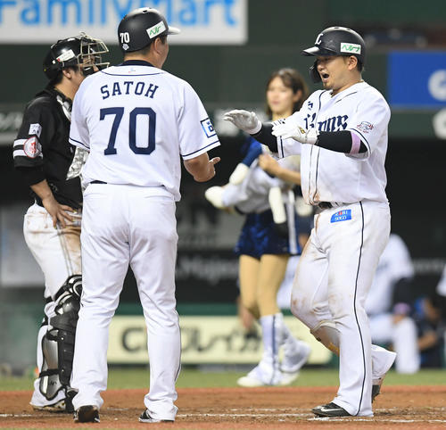 西武対ソフトバンク　7回裏西武1死一塁、左越え2点本塁打を放ち生還する森（右）（撮影・たえ見朱実）