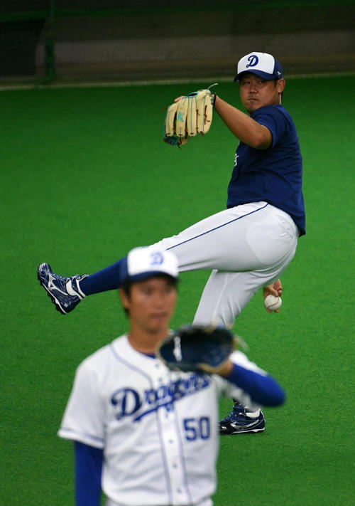 キャッチボールを行う中日松坂（撮影・前岡正明）