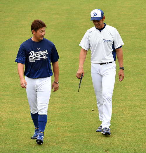 外野で水野コンディショニング（右）と笑顔で話す松坂（撮影・前岡正明）