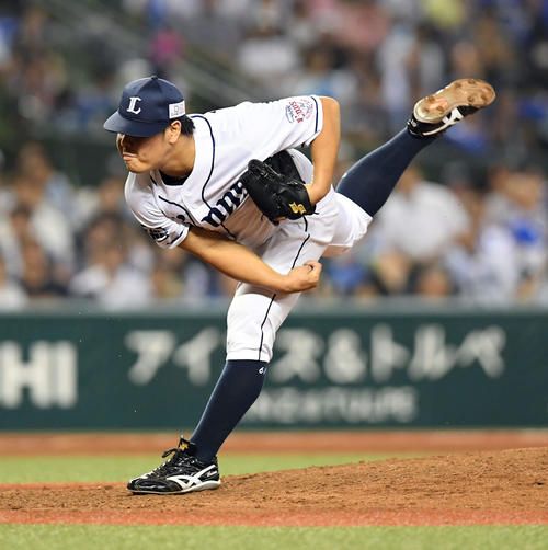 西武対ソフトバンク　7回途中からマウンドに上がった西武平良（撮影・たえ見朱実）