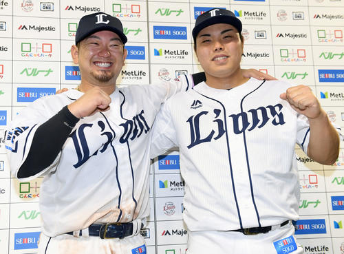 西武対ソフトバンク　お立ち台で笑顔を見せる西武森と平良（撮影・たえ見朱実）