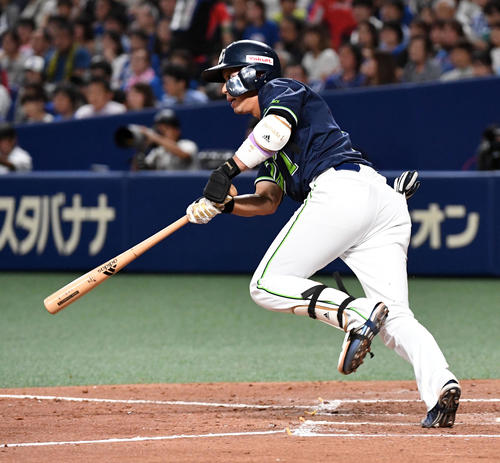 5回表ヤクルト2死一、二塁、山田哲人は左前適時打を放つ（撮影・前岡正明）