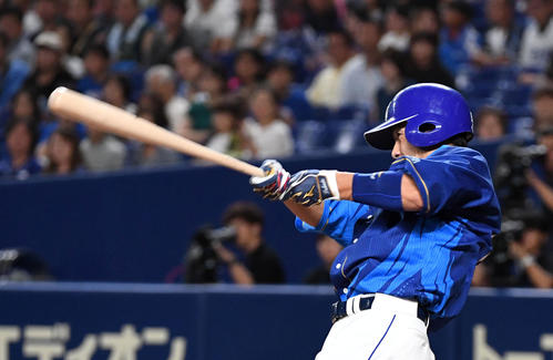 中日対ヤクルト　1回裏中日1死二塁、福田は先制の中越え2点本塁打を放つ（撮影・前岡正明）