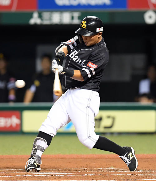 西武対ソフトバンク　2回表ソフトバンク2死、右越えに2号ソロ本塁打を放つ中村晃（撮影・たえ見朱実）