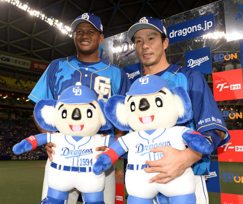 中日対ヤクルト　お立ち台で笑顔を見せる中日ロメロ（左）と福田（撮影・前岡正明）