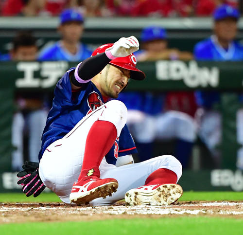 5回裏広島無死、この打席左足に2度目の自打球を当て倒れる菊池涼（撮影・清水貴仁