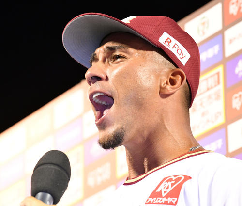 楽天対日本ハム　ヒーローインタビューで叫ぶ楽天フェルナンド（撮影・滝沢徹郎）