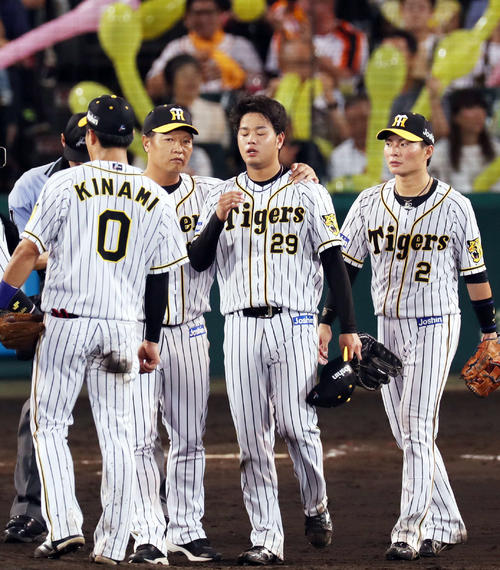 阪神対巨人　7回表巨人2死一、二塁、丸に適時打を浴びて悔しそうな表情を浮かべる高橋遥（右から2人目）と肩に手を置いて声を掛ける福原コーチ（同3人目）（撮影・前田充）