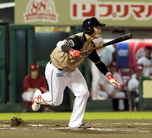 楽天対日本ハム　6回表日本ハム無死一、三塁、清宮は適時内野安打を放つ（撮影・佐藤翔太）