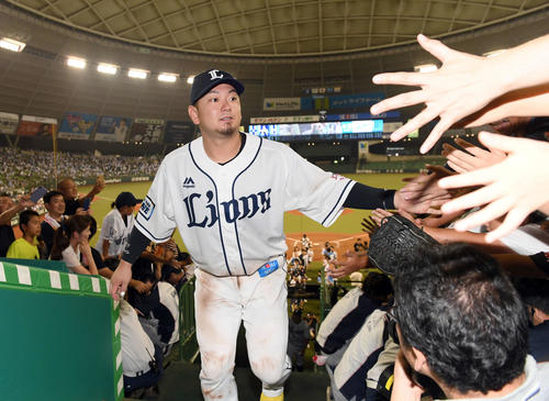 西武対ソフトバンク　ファンとハイタッチをして引き揚げる西武森（撮影・たえ見朱実）