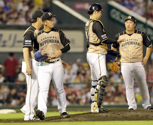 楽天対日本ハム　4回途中で降板する日本ハム北浦（左から2人目）（撮影・佐藤翔太）