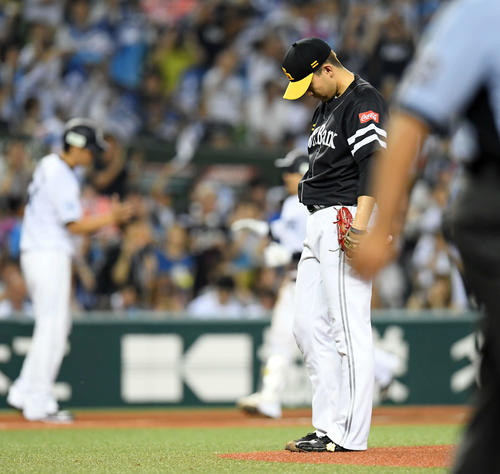 西武対ソフトバンク　7回裏西武1死一塁、森に左越え2点本塁打を浴びてうつむく千賀（撮影・たえ見朱実）