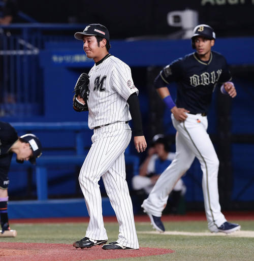 ロッテ対オリックス　8回表オリックス無死二、三塁、宗の中犠飛で三塁走者モヤ（奥）が生還して勝ち越しを許した永野（撮影・丹羽敏通）