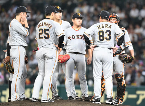 阪神対巨人　7回裏阪神2死二塁、原監督（右から2人目）はマウンドで選手を激励する。左から坂本勇、岡本、大城、田口、1人おいて小林（撮影・山崎安昭）