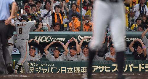 阪神対巨人　9回表巨人2死二塁、2点本塁打を放った丸（左）を丸ポーズで出迎える原監督（左から2人目）らナイン（撮影・上田博志）