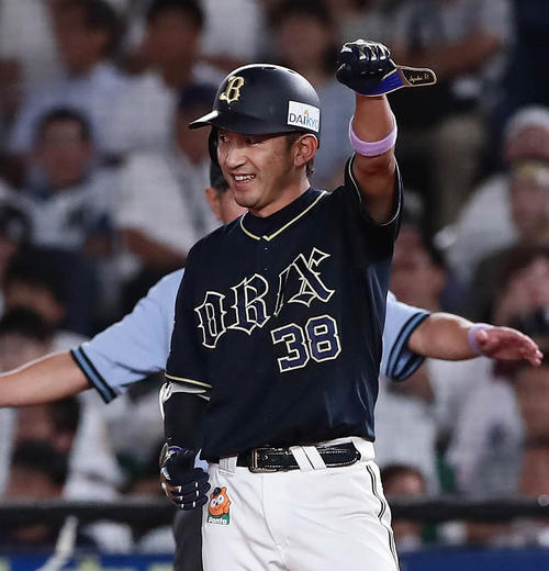 ロッテ対オリックス　8回表オリックス無死二、三塁、小島は右前に同点適時打を放って塁上でガッツポーズ（撮影・丹羽敏通）