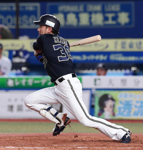 ロッテ対オリックス　8回表オリックス無死二、三塁、小島は右前に同点適時打を放つ（撮影・丹羽敏通）