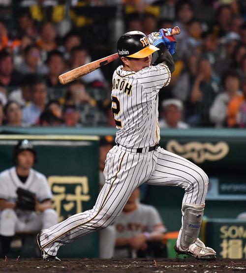 阪神対巨人　4回裏阪神1死、中前安打を放つ北條史也（撮影・上田博志）