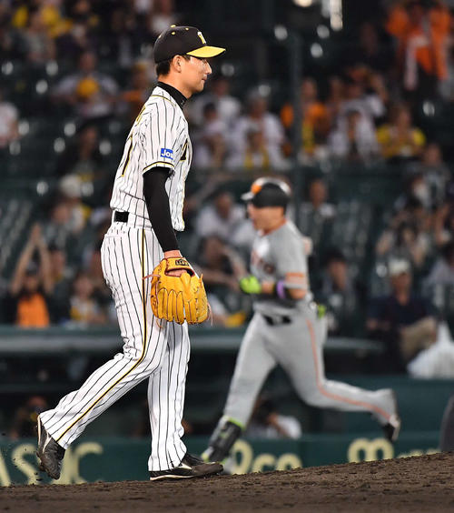 阪神対巨人　9回表巨人2死二塁、丸佳浩（右）に中越え2点本塁打を浴びる岩崎優（撮影・上田博志）