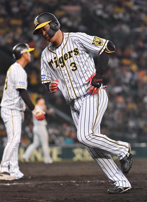 阪神対巨人　9回裏阪神1死、代打大山は右飛に倒れ、がっくり（撮影・上田博志）