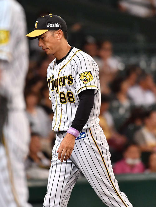 阪神対巨人　投手交代を告げベンチに引き揚げる矢野燿大監督（撮影・上田博志）