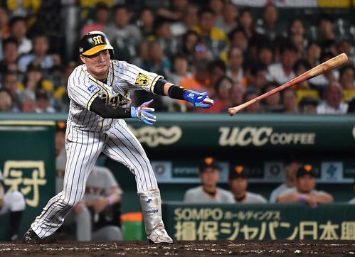 阪神対巨人　2回裏阪神無死、三振に倒れた北條は手を滑らせバットが飛ぶ（撮影・上田博志）