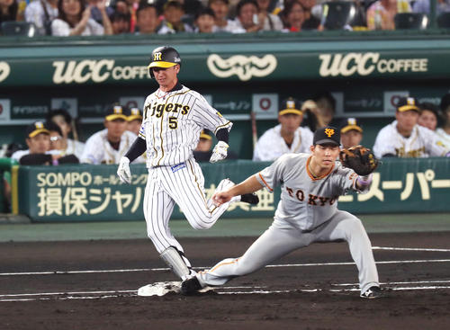 阪神対巨人　1回裏阪神無死一塁、二塁へのゴロで一塁へ駆け込みセーフとなり、併殺を免れる近本（撮影・前田充）