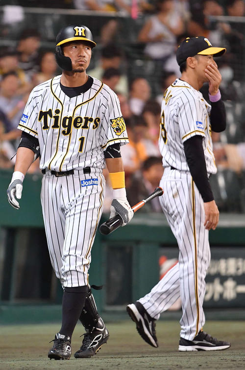 阪神対巨人　8回裏阪神2死、代打の準備をするも梅野が一飛に倒れベンチに戻る鳥谷。右は矢野監督（撮影・上田博志）