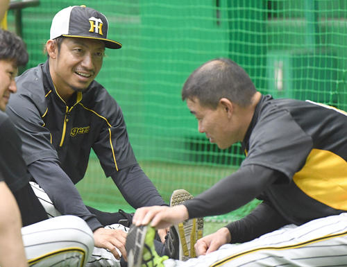 試合前、福留（右）と笑顔で話す鳥谷（撮影・奥田泰也）