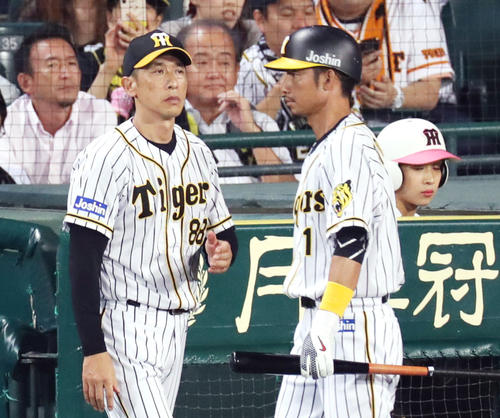 阪神対巨人　8回裏の攻撃を終え、ベンチへ戻る鳥谷（右）と交代を告げるためベンチを出る矢野監督（撮影・前田充）