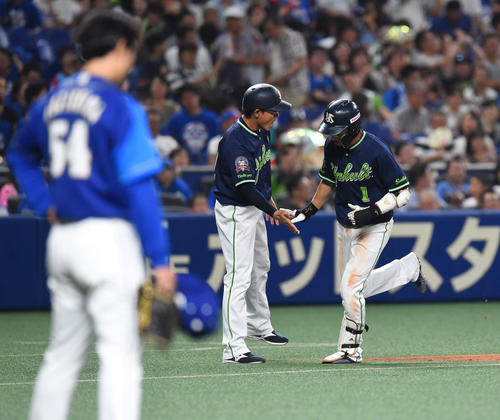 10回表ヤクルト2死一、二塁、左中間へ3点本塁打を放った山田哲人（右）（撮影・森本幸一）