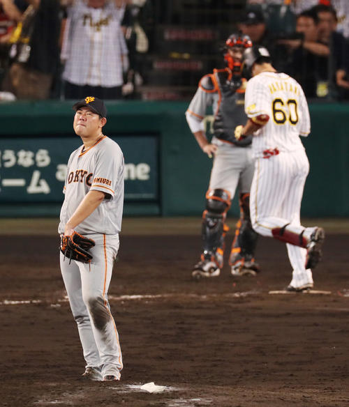 阪神対巨人　7回裏阪神2死、中谷に勝ち越しの左越え本塁打を浴び、悔しそうな表情を見せる山口（撮影・前田充）