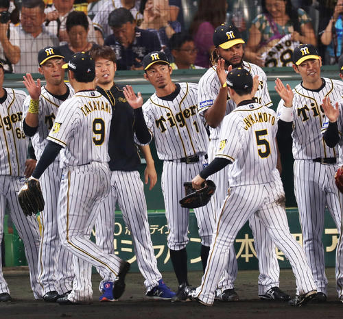 阪神対巨人　巨人に勝利し、ナインを迎える鳥谷（中央）ら（撮影・前田充）